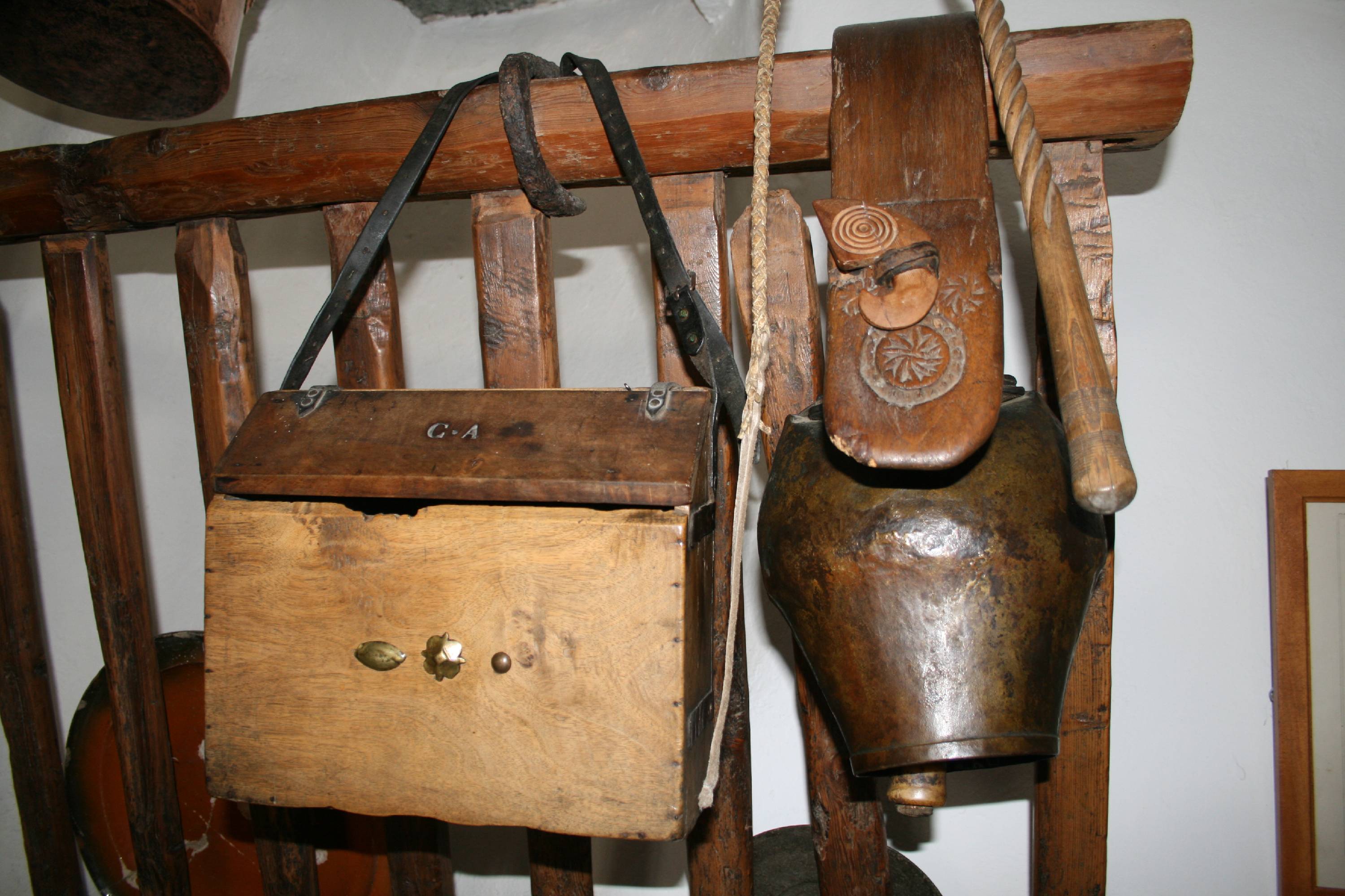P27-Boite-Et-Cloche-traditionnelles-de-Hubert_Dodat.JPG