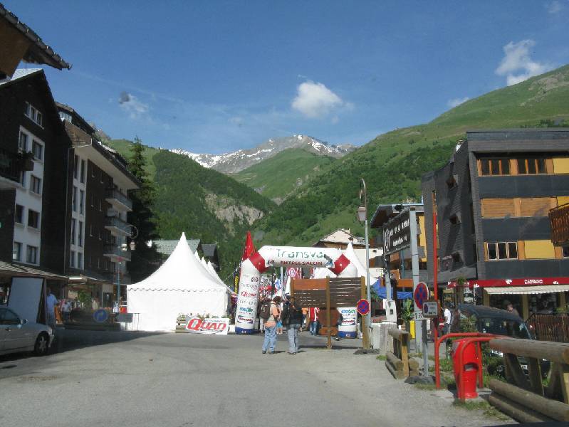 2-Les-stands-installes-avenue-des-arts.JPG