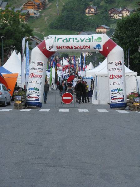 3-Peu-de-monde-malgre-des-stands-tres-resseres.JPG
